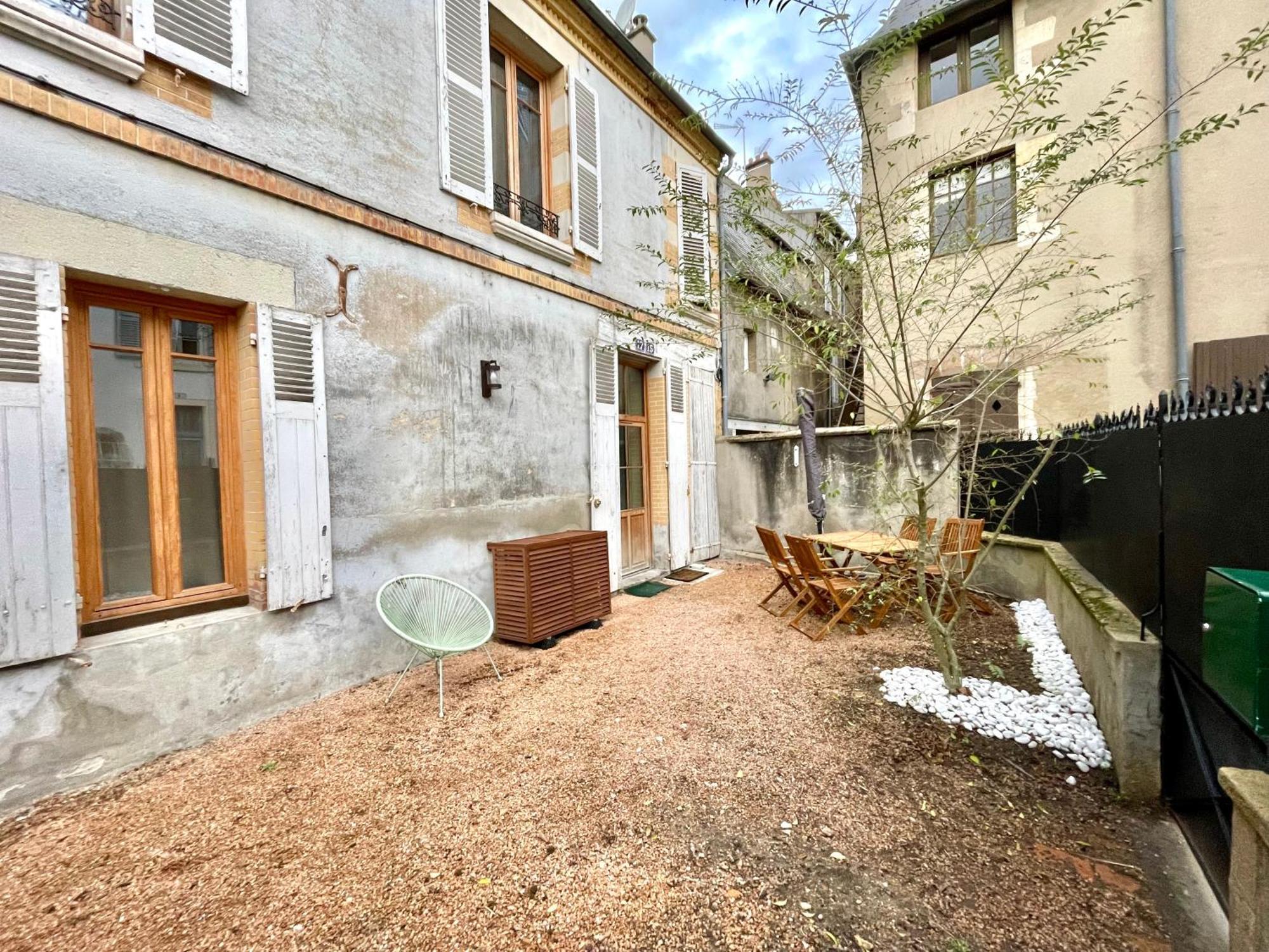 La Maison Des Cours - Wifi - Centre Ville Moulins  Kültér fotó